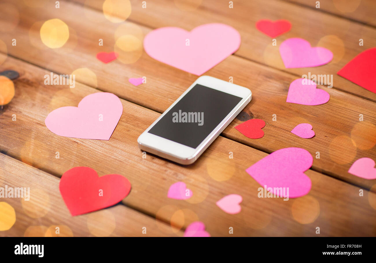 Close up of smartphone et coeurs en bois Banque D'Images