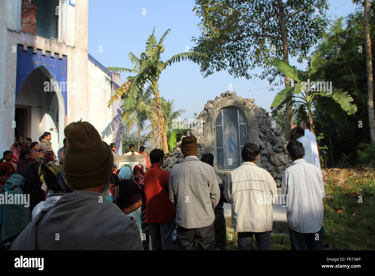 La prière en face de Notre Dame de Lourdes église dans Baidyapur, Bengale occidental, Inde le 02 décembre 2012. Banque D'Images