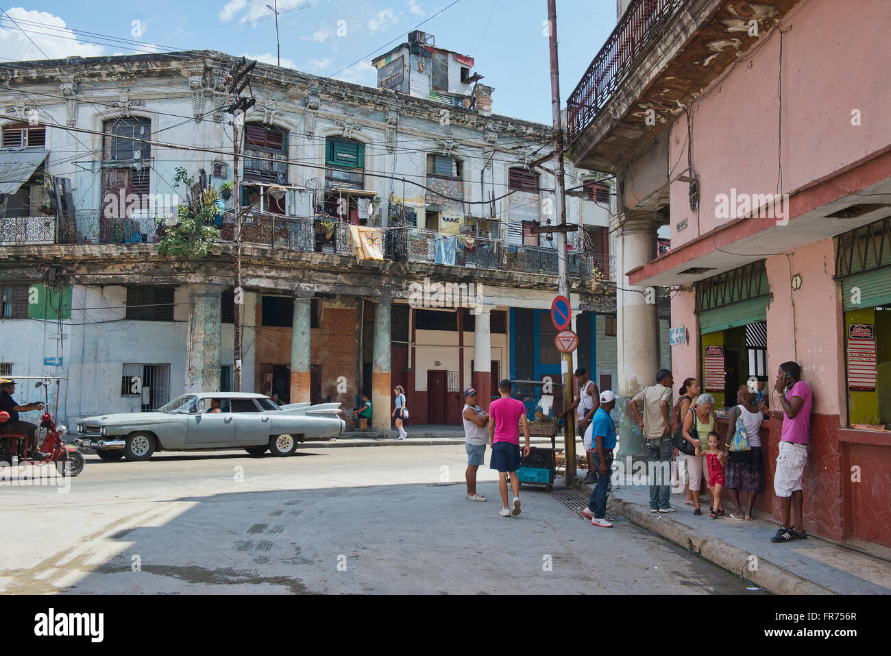 Un vintage voiture conduit à travers les rues de la Vieille Havane, Cuba. Banque D'Images