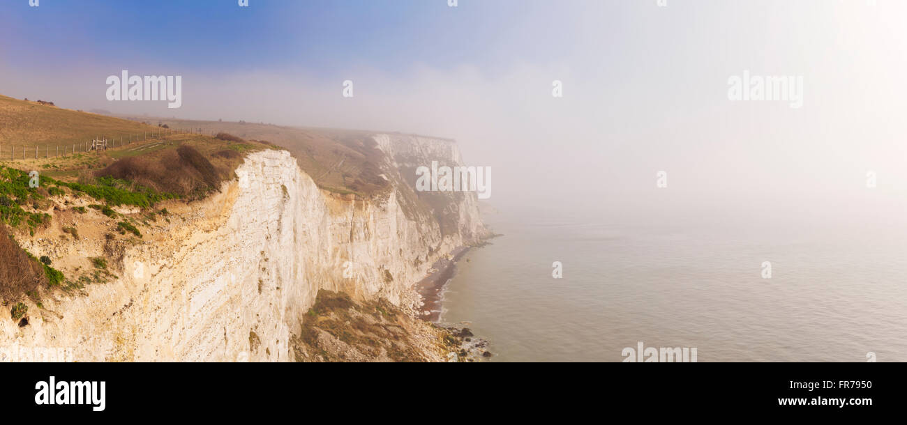 Les falaises blanches de Douvres sur un beau matin brumeux, photographié d'en haut. Banque D'Images