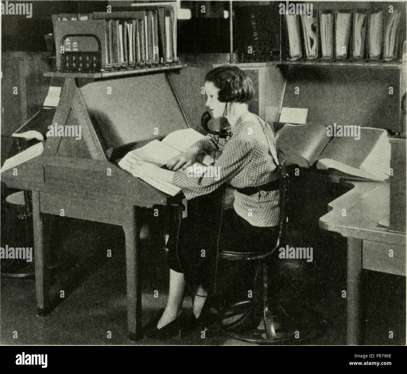 Le « Bell Telephone Magazine » (1922) comprend des articles sur les progrès technologiques dans le domaine des télécommunications, mettant l'accent sur les innovations dans la technologie téléphonique et les développements de l'industrie. Banque D'Images