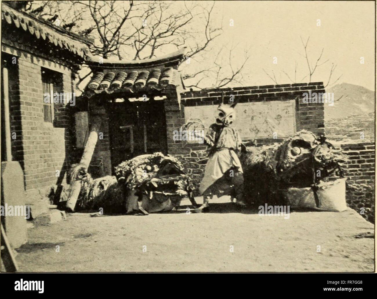 Cet ouvrage de 1910 explore la signification culturelle et historique des symboles du lion et du dragon dans le nord de la Chine, en se concentrant sur leur rôle dans le folklore, la religion et le compris Banque D'Images