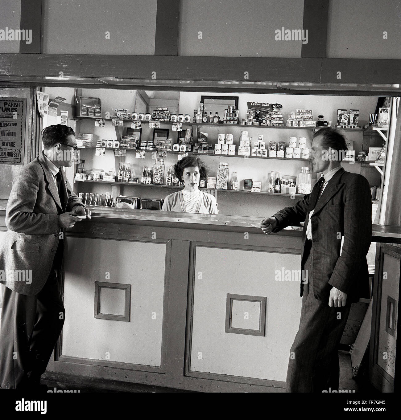 Historique des années 1950. deux hommes discuter dans le bar du centre communautaire, Maynooth, Irlande. Banque D'Images