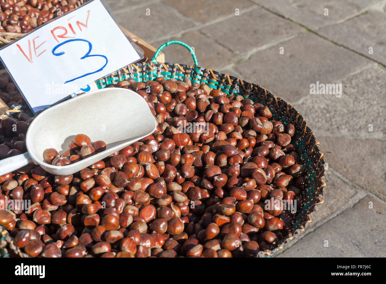 Chestnut-Castañas dans panier.Mercado de Abastos. Santiago de Compostela. Banque D'Images