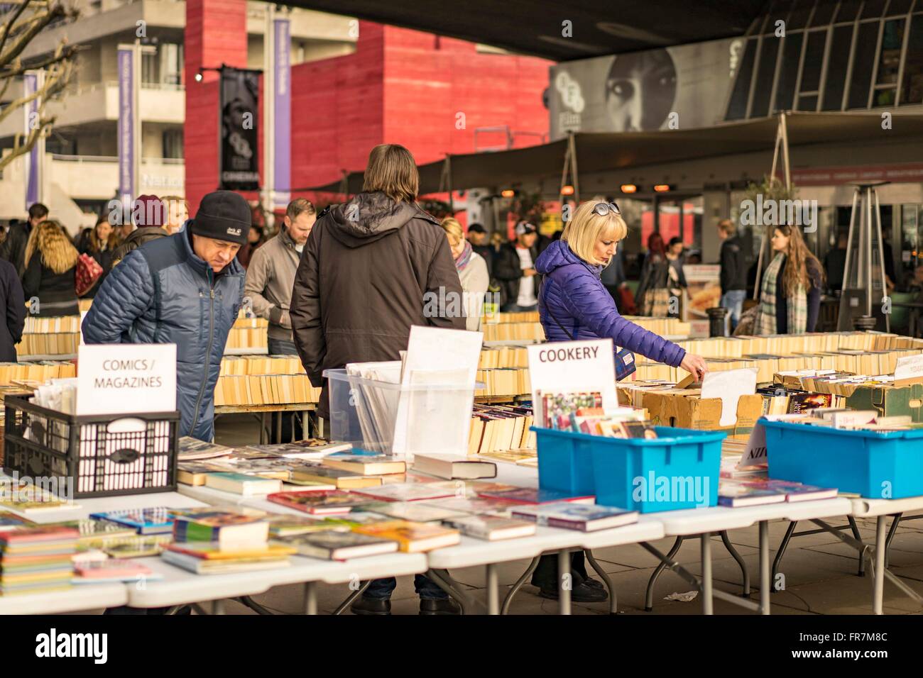 Les gens parcourir un décrochage de livres d'occasion dans Waterloo Bridge sur la rive sud, Londres Banque D'Images