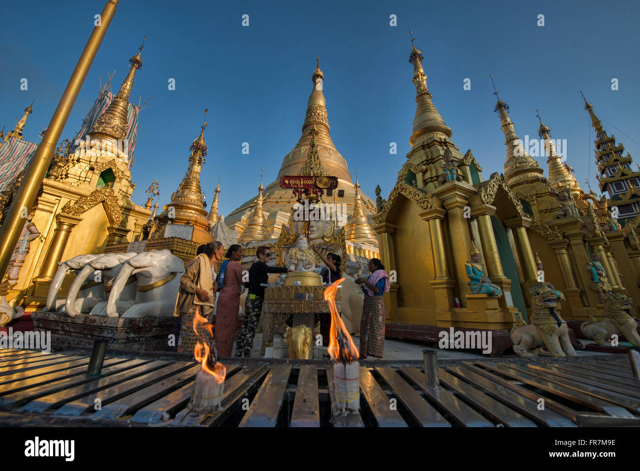 Paya Shwedagon d'or, le plus sacré de pèlerinage de Yangon, Myanmar Banque D'Images