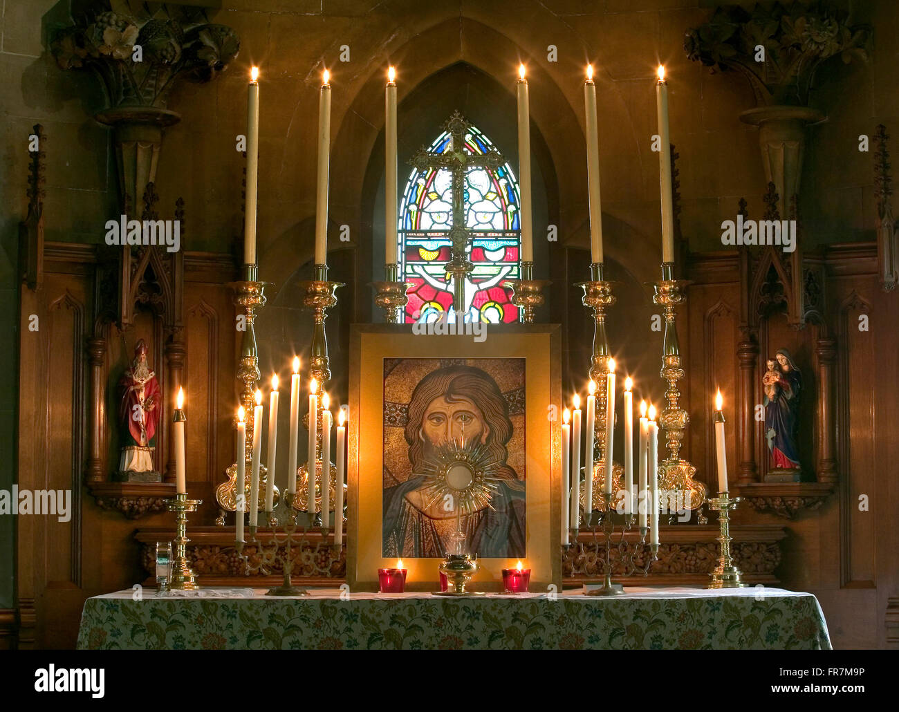 L'autel d'une église haute église anglicane avec des bougies et une image du Christ Banque D'Images