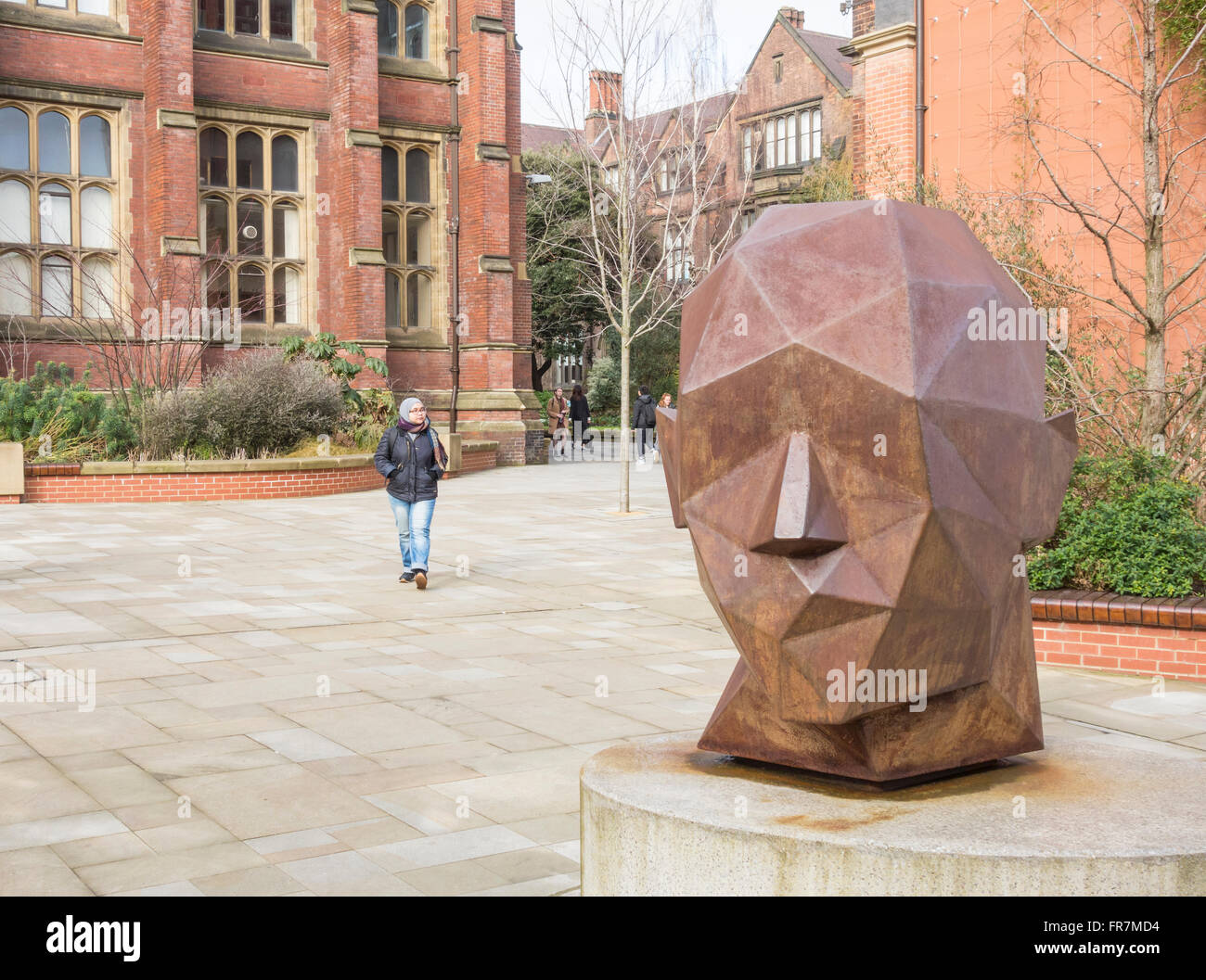 Tête métal sculptures sur le campus de l'Université de Newcastle, Newcastle upon Tyne, Angleterre. UK Banque D'Images
