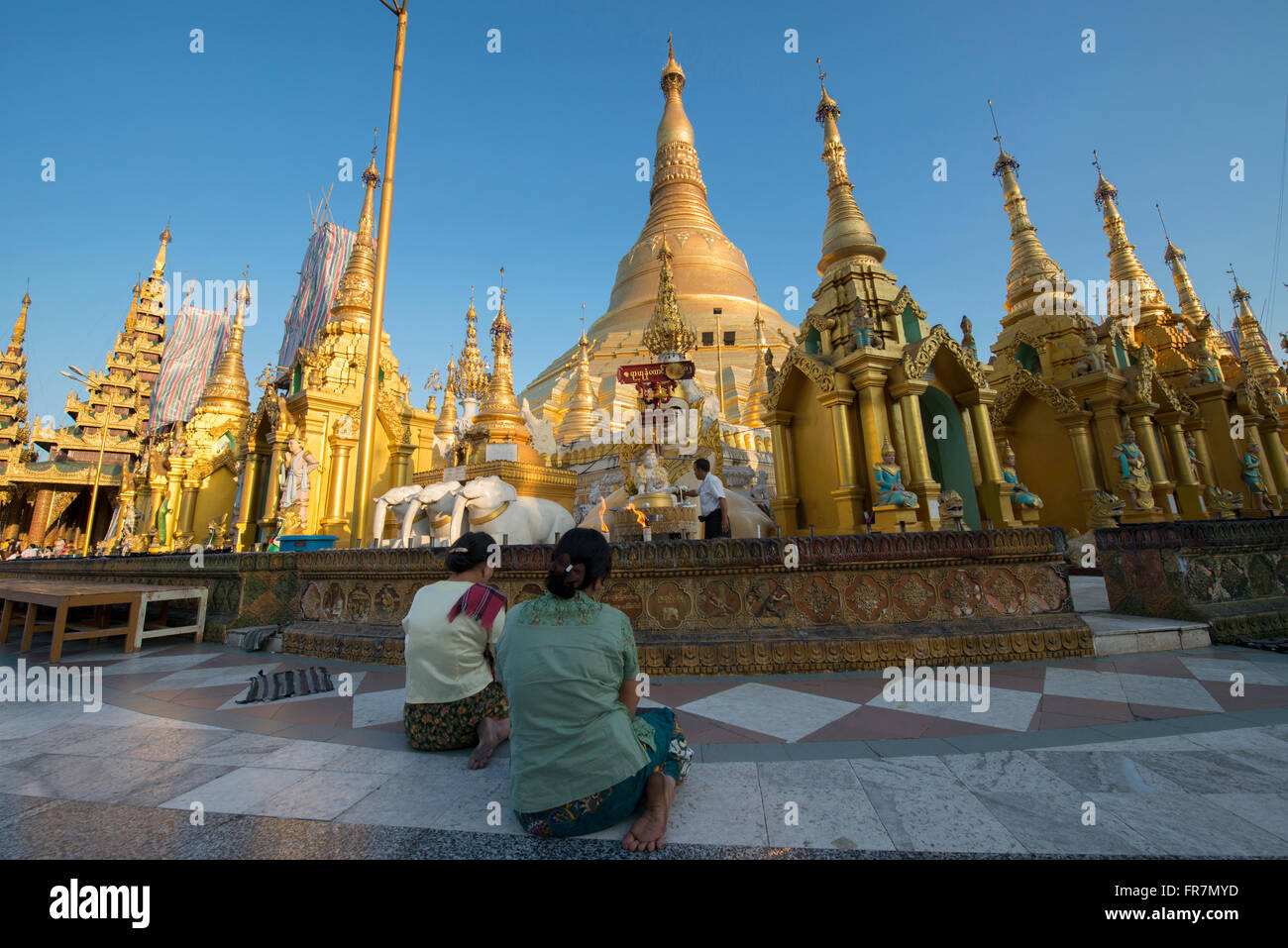 Paya Shwedagon d'or, le plus sacré de pèlerinage de Yangon, Myanmar Banque D'Images