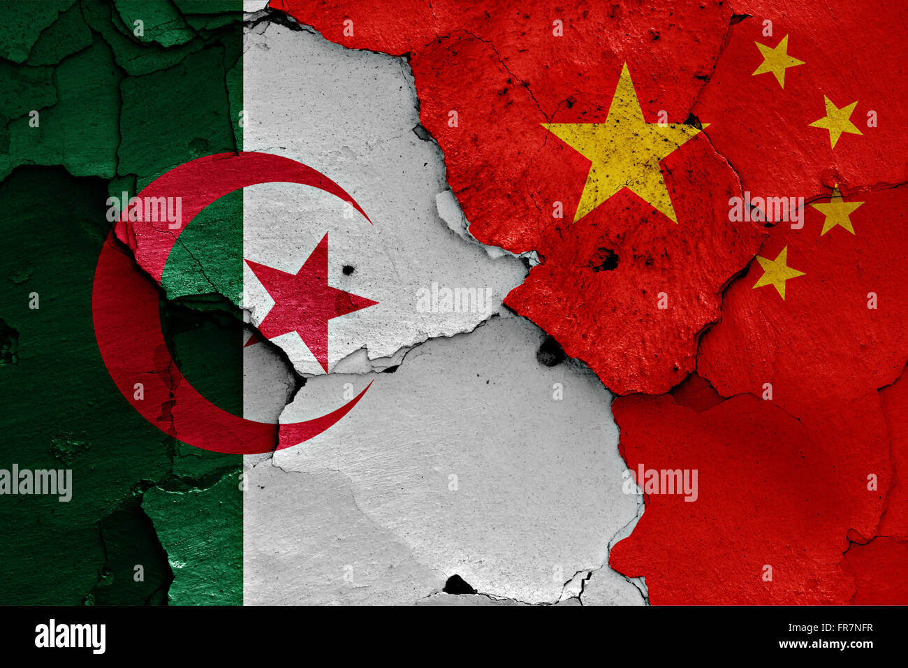 Drapeaux de l'Algérie et la Chine peint sur mur fissuré Banque D'Images