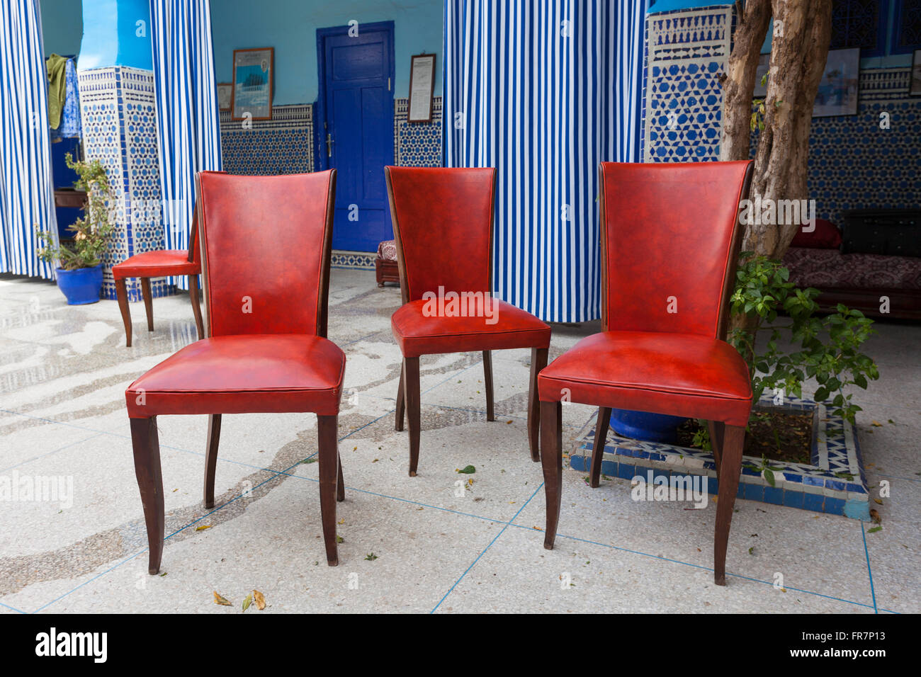 Chaises rouges à l'extérieur d'une synagogue, Marrakech, Maroc Banque D'Images