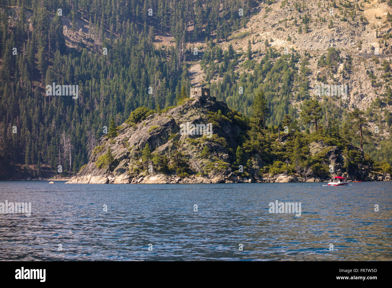 LAKE Tahoe, California, USA - Emerald Bay. Maison de thé ancienne en pierre est visible sur le dessus de l'île. Banque D'Images