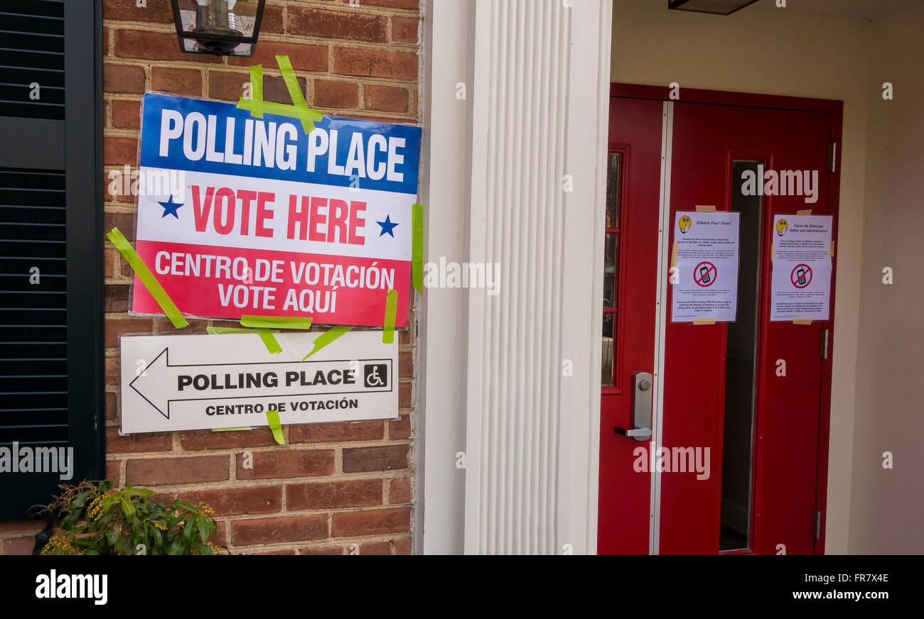 ARLINGTON, VIRGINIA, USA - Vote signe à Lyon Village Centre communautaire, 1 mars, 2016 primaire présidentielle. Banque D'Images