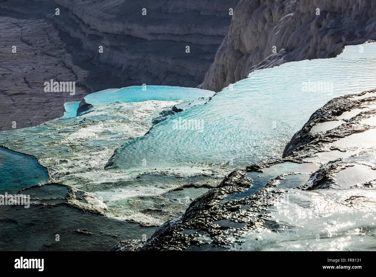 Hot springs et terrasses Travertins, de minéraux carbonatés laissées par l'écoulement de l'eau ; Pamukkale, Turquie Banque D'Images