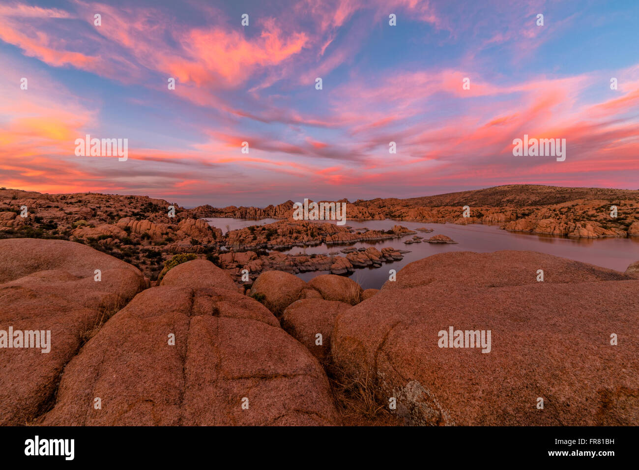 Magnifique coucher de soleil sur Watson Lake à Prescott, Arizona, USA. Banque D'Images
