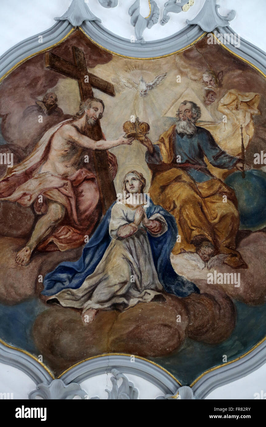 Couronnement de la Vierge Marie, fresque sur le plafond de l'église de Notre Dame des Douleurs dans la région de Rosenberg, Allemagne Banque D'Images
