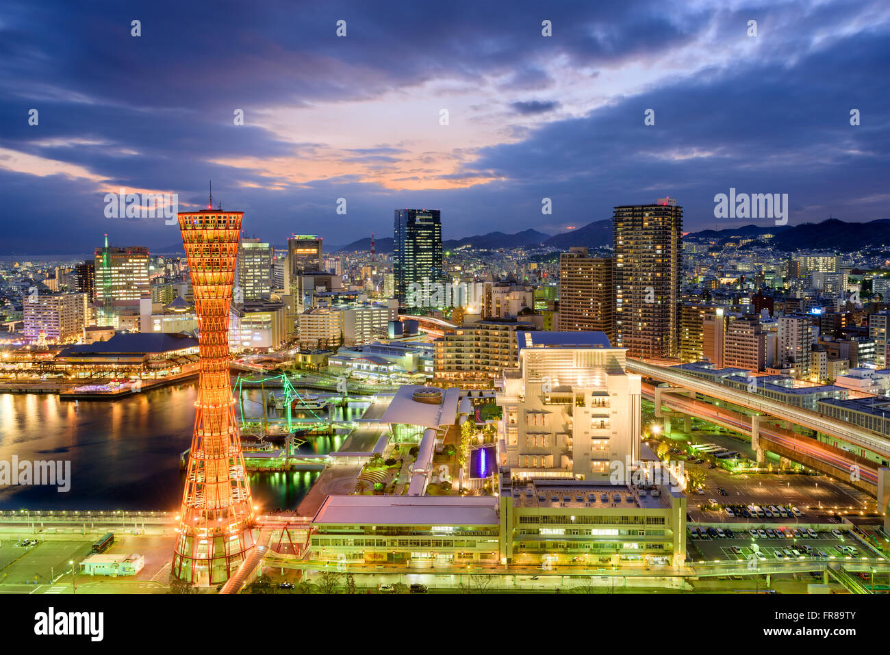 Kobe, Japon skyline au port. Banque D'Images
