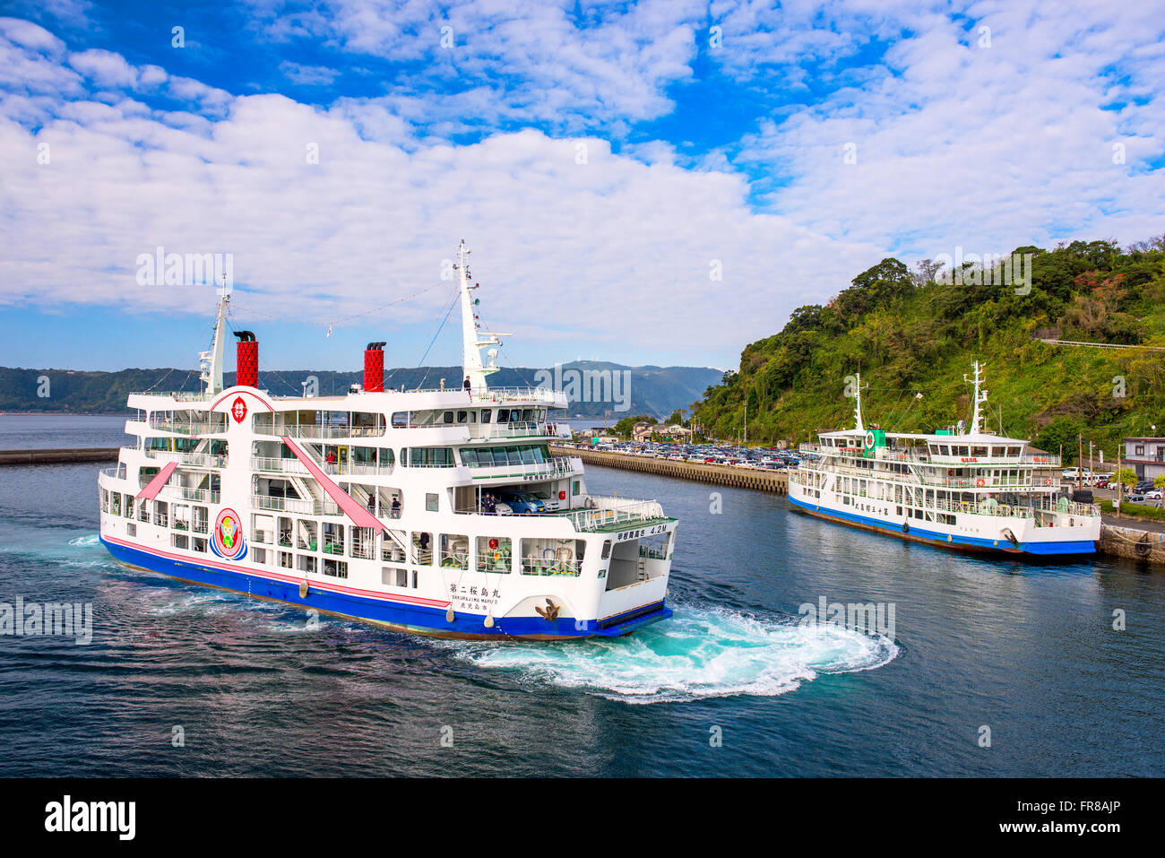 Le Sakurajima Ferry offrant un service entre la ville de Kagoshima et l'île volcanique de Sakurajima. Banque D'Images