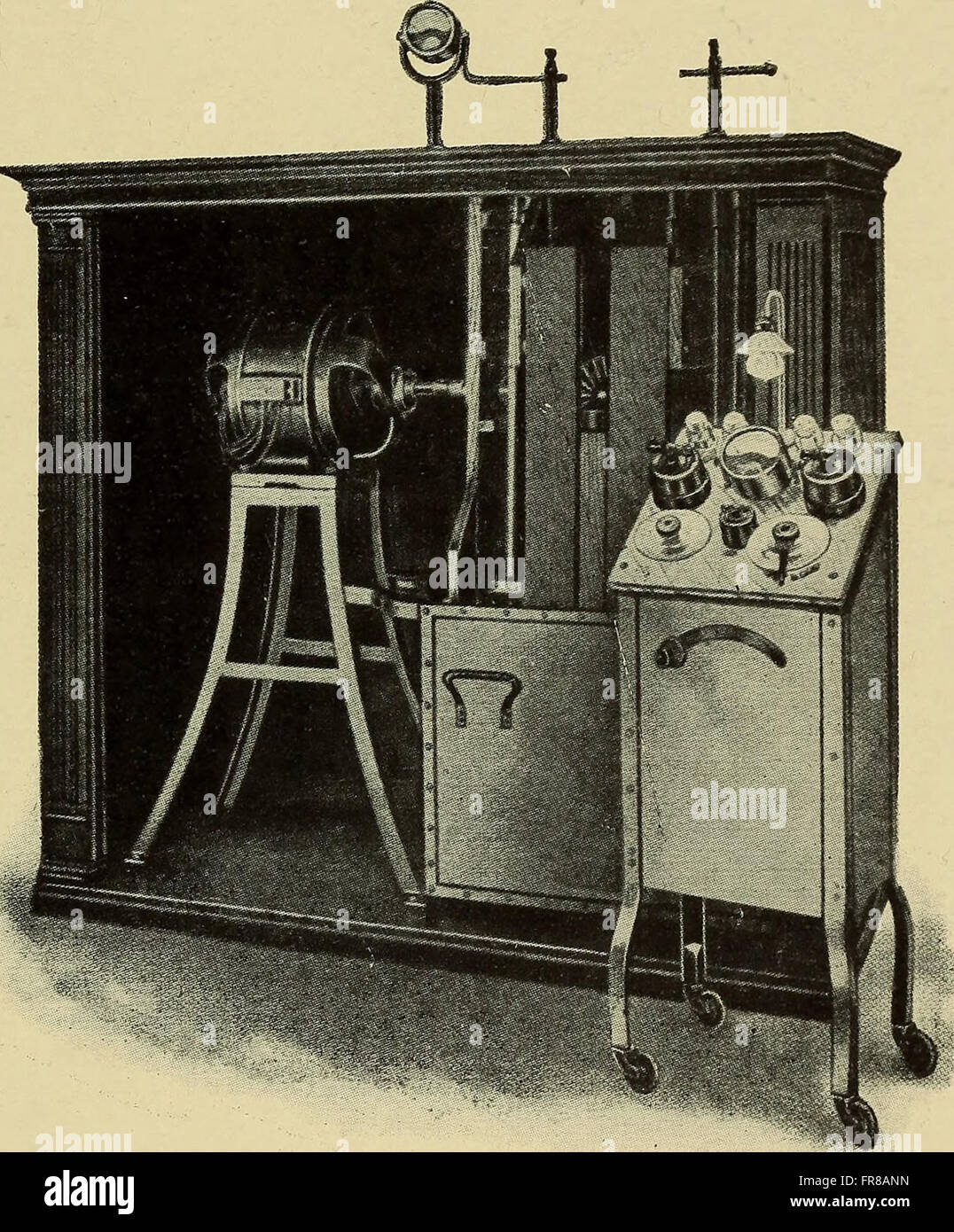 Une édition de 1911 de l'American Quarterly of Roentgenology, axée sur l'utilisation des rayons X et leurs applications médicales. La revue traite des progrès de la radiologie, des effets de la technologie des rayons X et de son impact sur la médecine diagnostique. Banque D'Images
