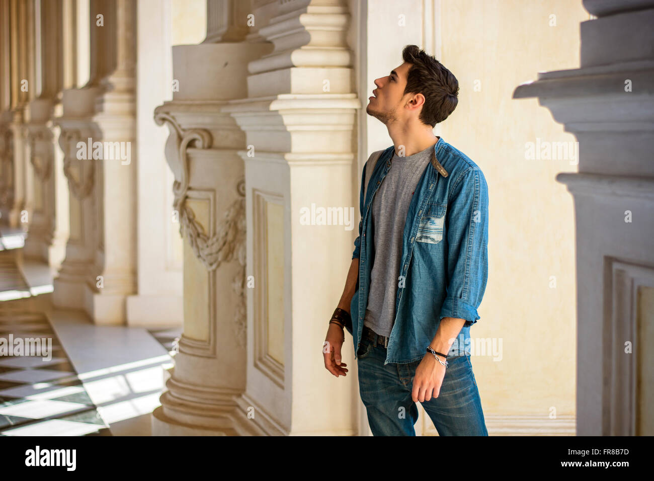 Moitié du corps d'un beau jeune homme, attentionné, à la recherche à l'intérieur un musée Banque D'Images