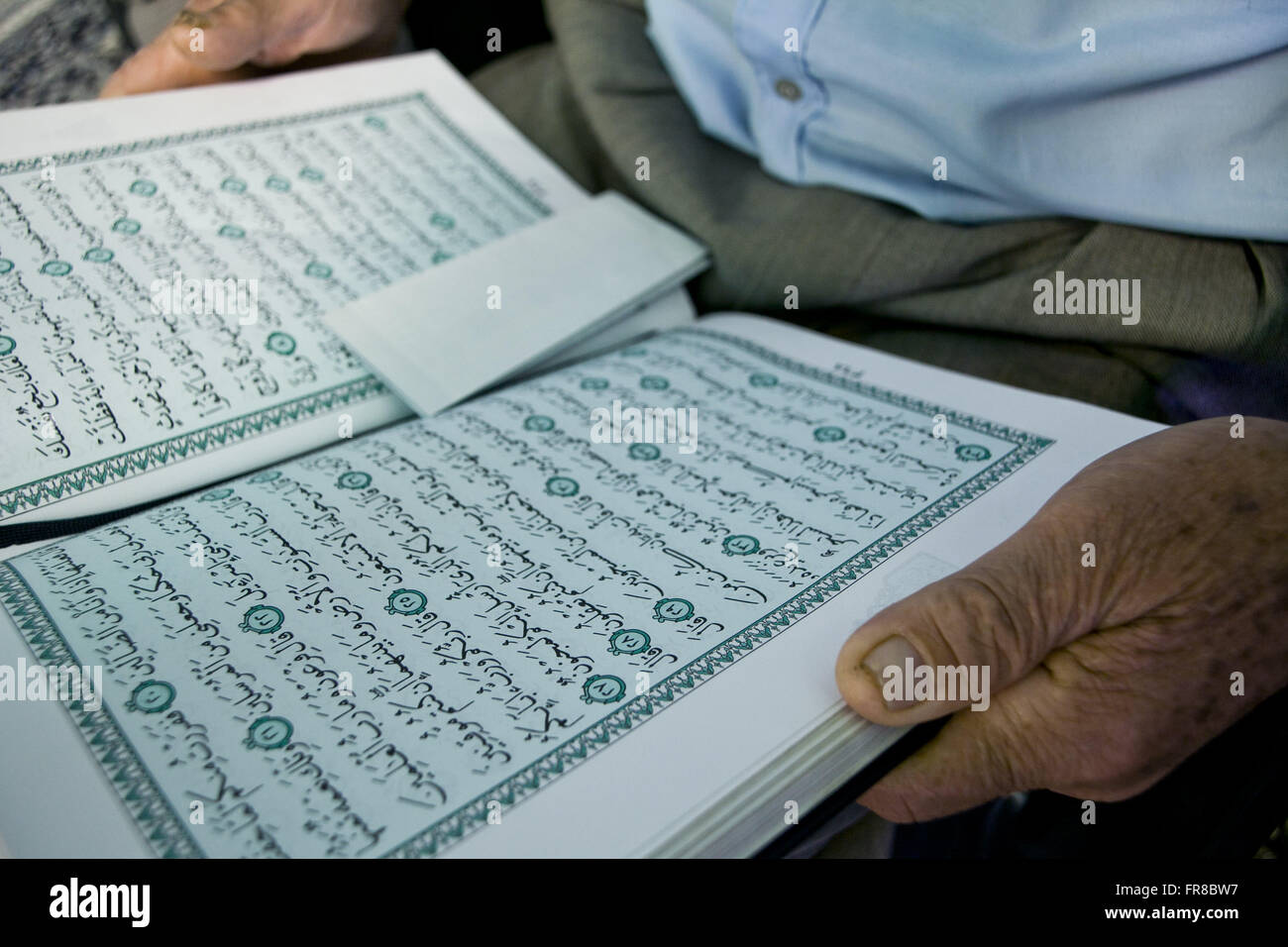Coran, livre saint de l'Islam Mosquée - L'Imam Ali Ibn Abi Taleb Banque D'Images