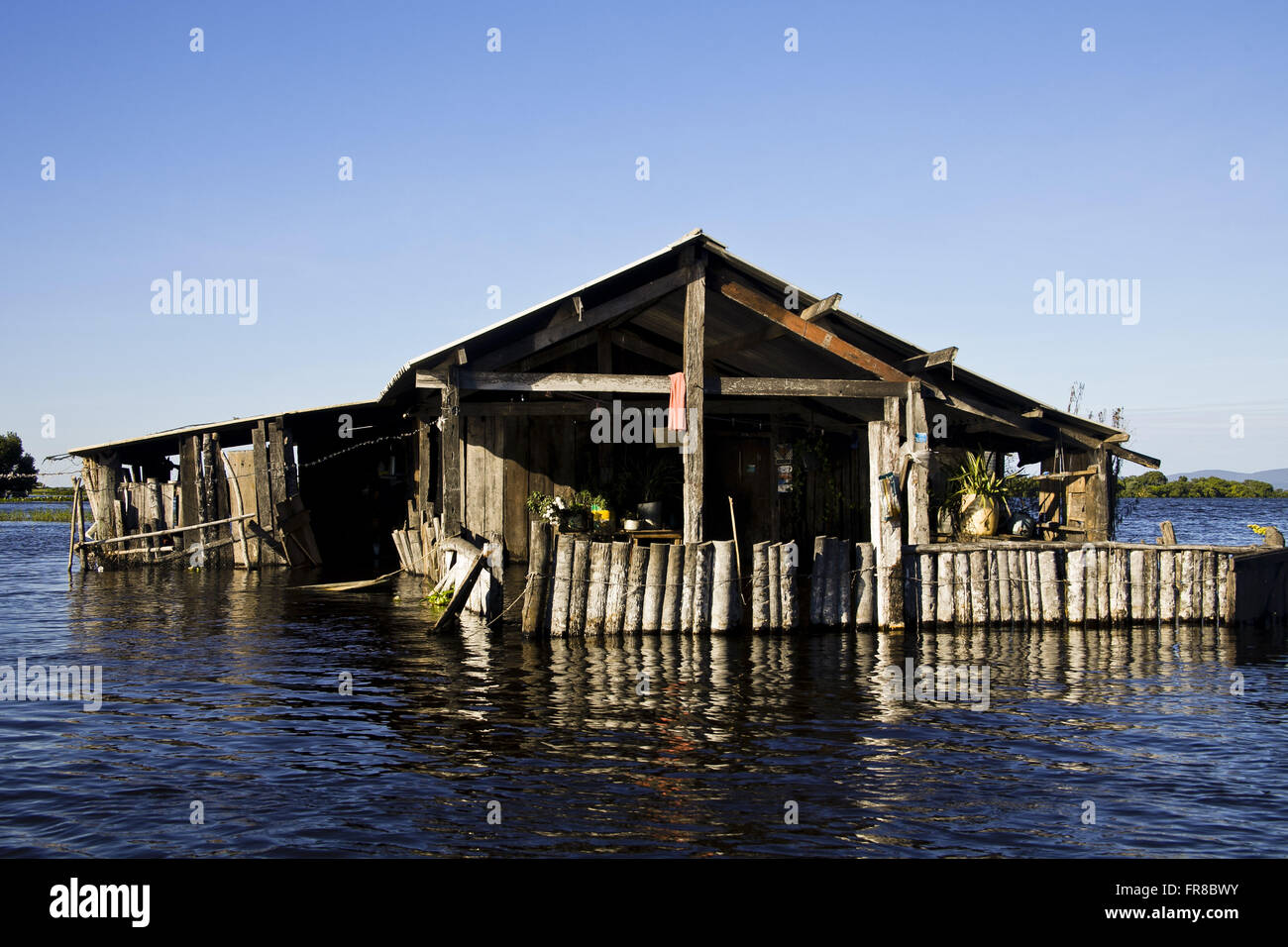 Riverside House sur le bord du fleuve Paraguay inondées par mare-haute - la scie d'affûtage Banque D'Images