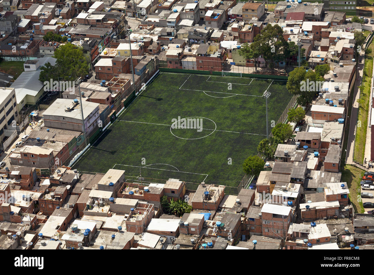 Vue aérienne d'un terrain de soccer dans le bidonville Paraisópolis - sud de la ville Banque D'Images