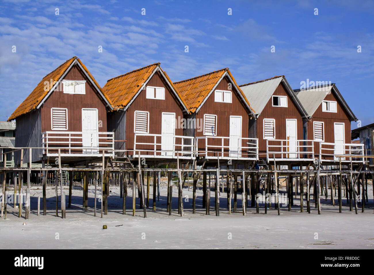 Des maisons sur pilotis sur la plage Ajuruteua Banque D'Images