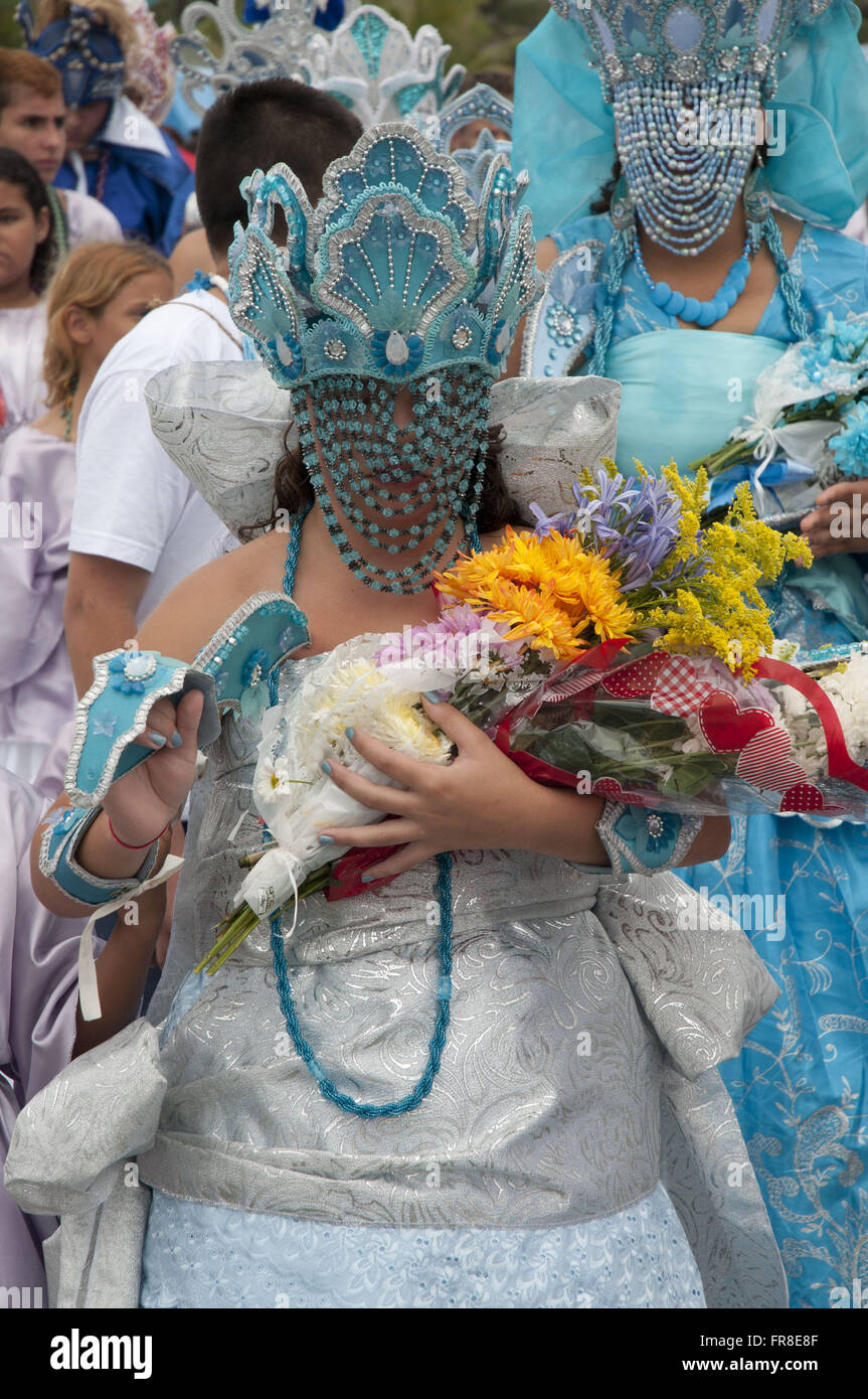 Femme avec des vêtements traditionnels offrant une tenue durant la fête de Iemanja Banque D'Images