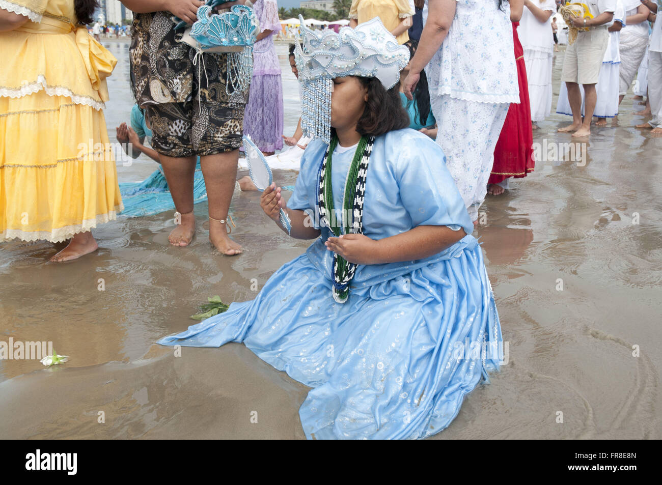 Femme avec des vêtements traditionnels pendant Party Iemanja Banque D'Images