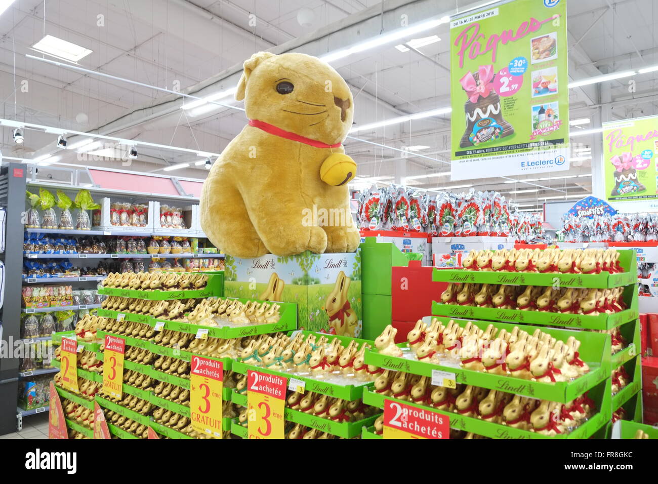 Suisse,Suisse,Lindt chocolat, lapins, lapins,une,Pâques, à la promotion, F.Leclerc, Superstore,hypermarché dans Carcassonne, Aude, sud de la France,, Banque D'Images