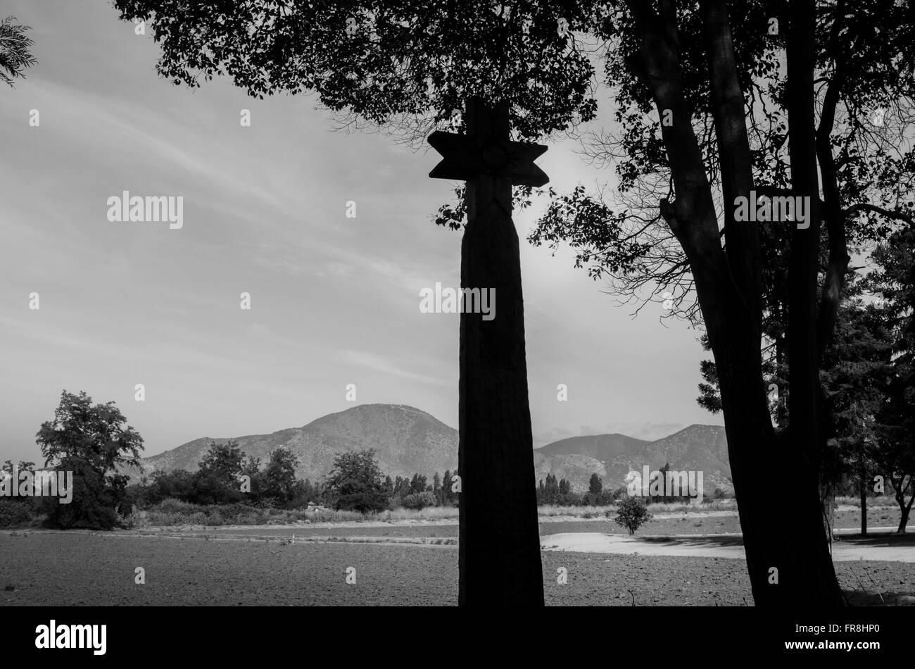 SANTIAGO, CHILI - 23 NOV 2014 : croix de bois dans les jardins de l'établissement vinicole Undurraga au Chili Banque D'Images