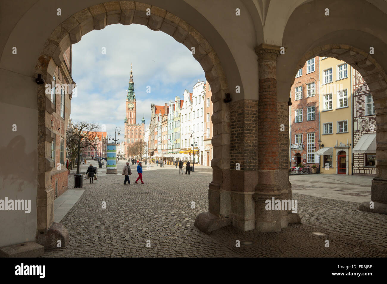 Longtemps marché dans la vieille ville de Gdansk vu à travers la porte verte, la Pologne. Hôtel de ville historique dans la distance. Banque D'Images