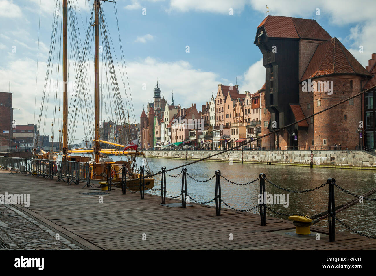 Grue du port médiéval emblématique au fleuve Motlawa à Gdansk, Pologne. Banque D'Images