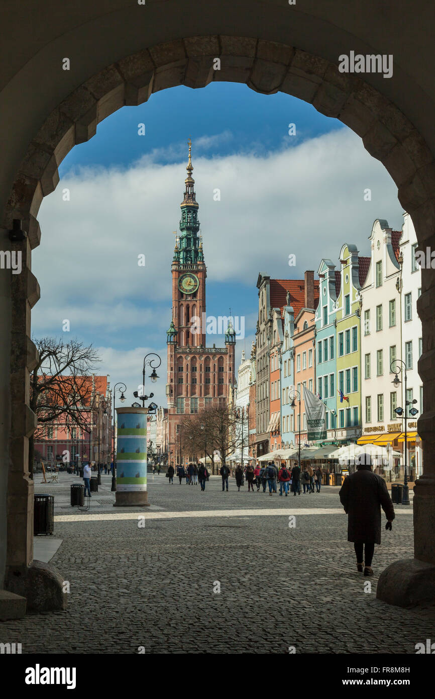 Partir en vieille ville de Gdansk, Pologne. En regardant vers l'hôtel de ville médiéval. Banque D'Images