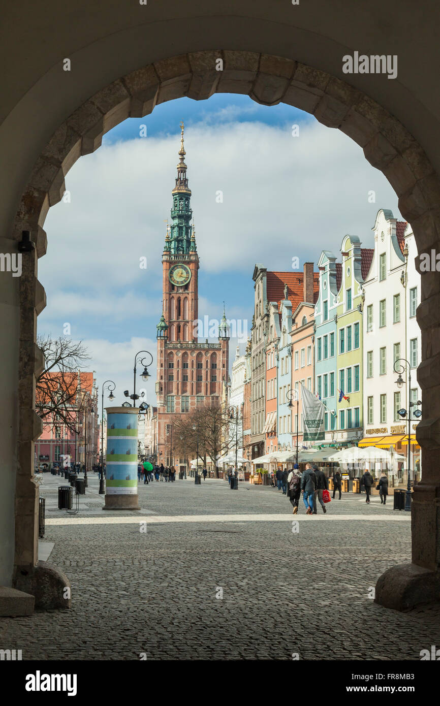 La vieille ville de Gdansk, Pologne. Grâce à la porte verte vers l'hôtel de ville gothique. Banque D'Images