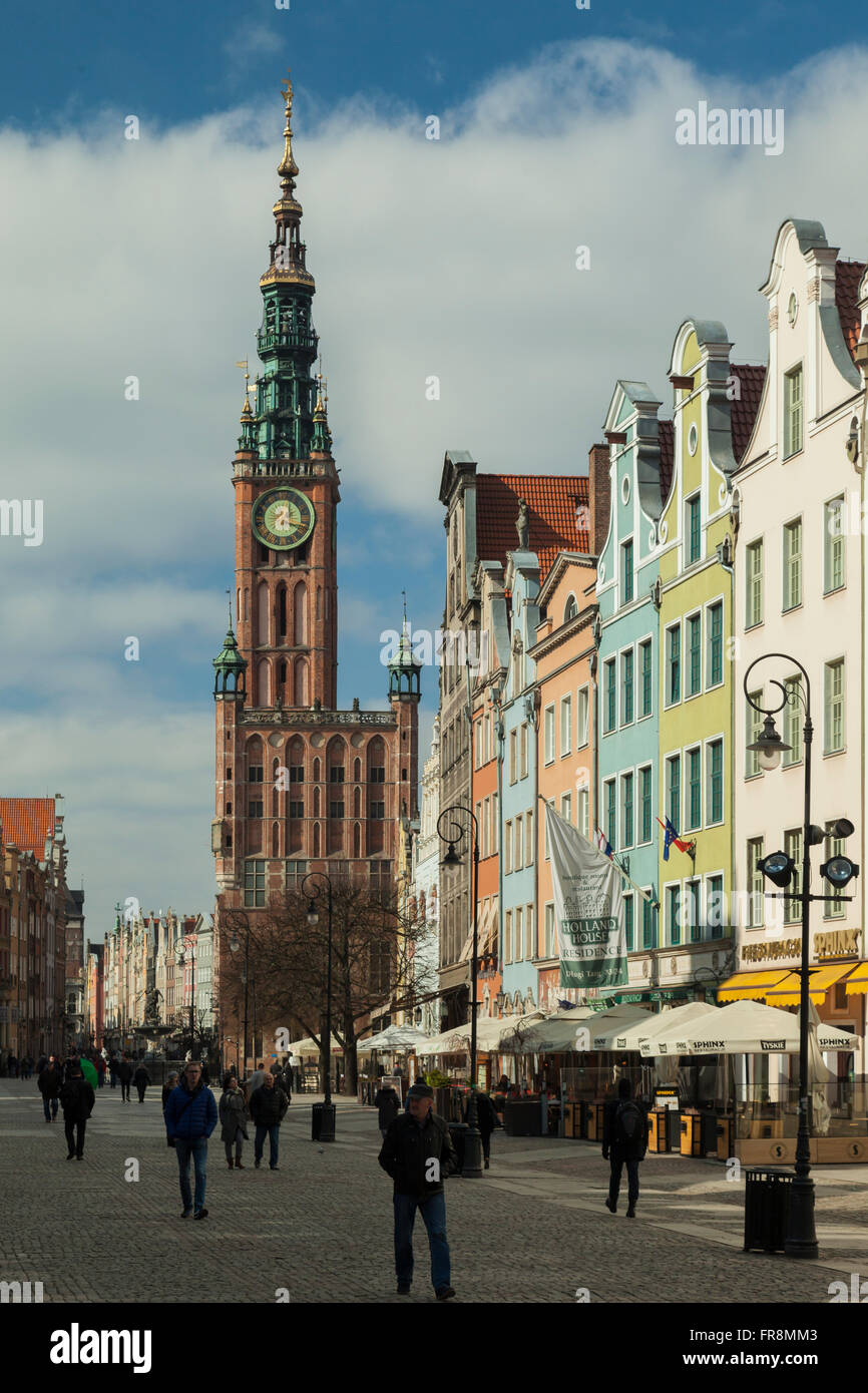 Longtemps marché dans la vieille ville de Gdansk, Pologne. Hôtel de ville médiéval dans l'arrière-plan. Banque D'Images