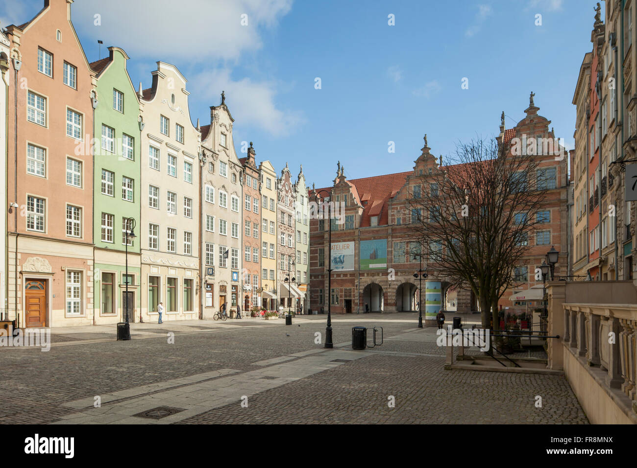 Après-midi ensoleillé sur marché (Dlugi Targ) à Gdansk, Pologne. Porte Verte dans la distance. Banque D'Images