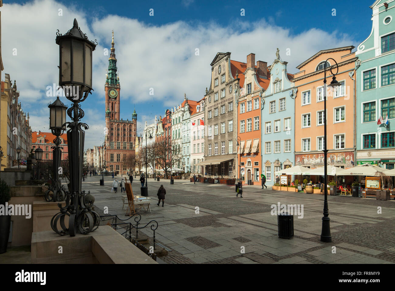 Dlugi Targ (Long Market ) dans la vieille ville de Gdansk, Pologne. Hôtel de ville historique dans l'arrière-plan. Banque D'Images