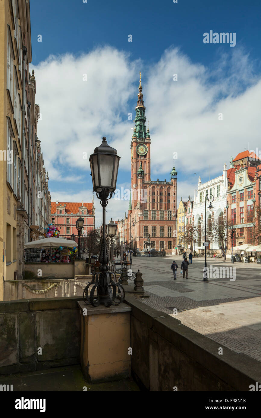 Dlugi Targ (Long Market ) dans la vieille ville de Gdansk, Pologne. Hôtel de ville historique dans l'arrière-plan. Banque D'Images