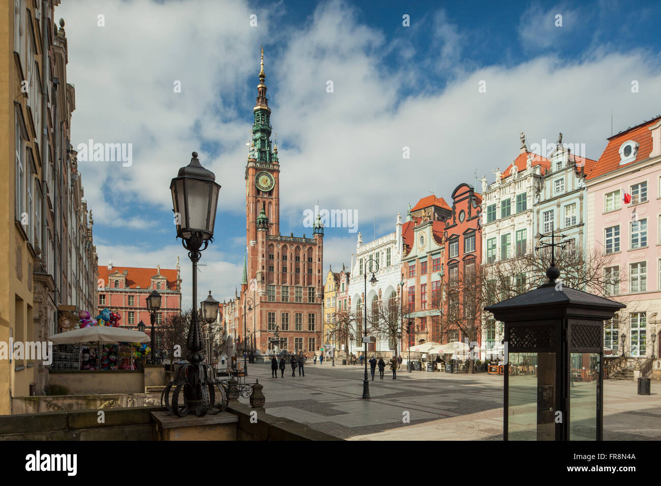 Dlugi Targ (Long Market ) dans la vieille ville de Gdansk, Pologne. Hôtel de ville historique dans l'arrière-plan. Banque D'Images