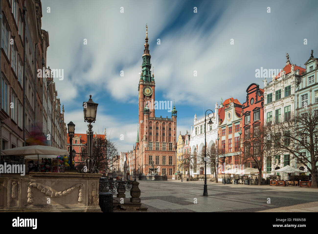 Dlugi Targ (Long Market ) dans la vieille ville de Gdansk, Pologne. Hôtel de ville historique dans l'arrière-plan. Banque D'Images