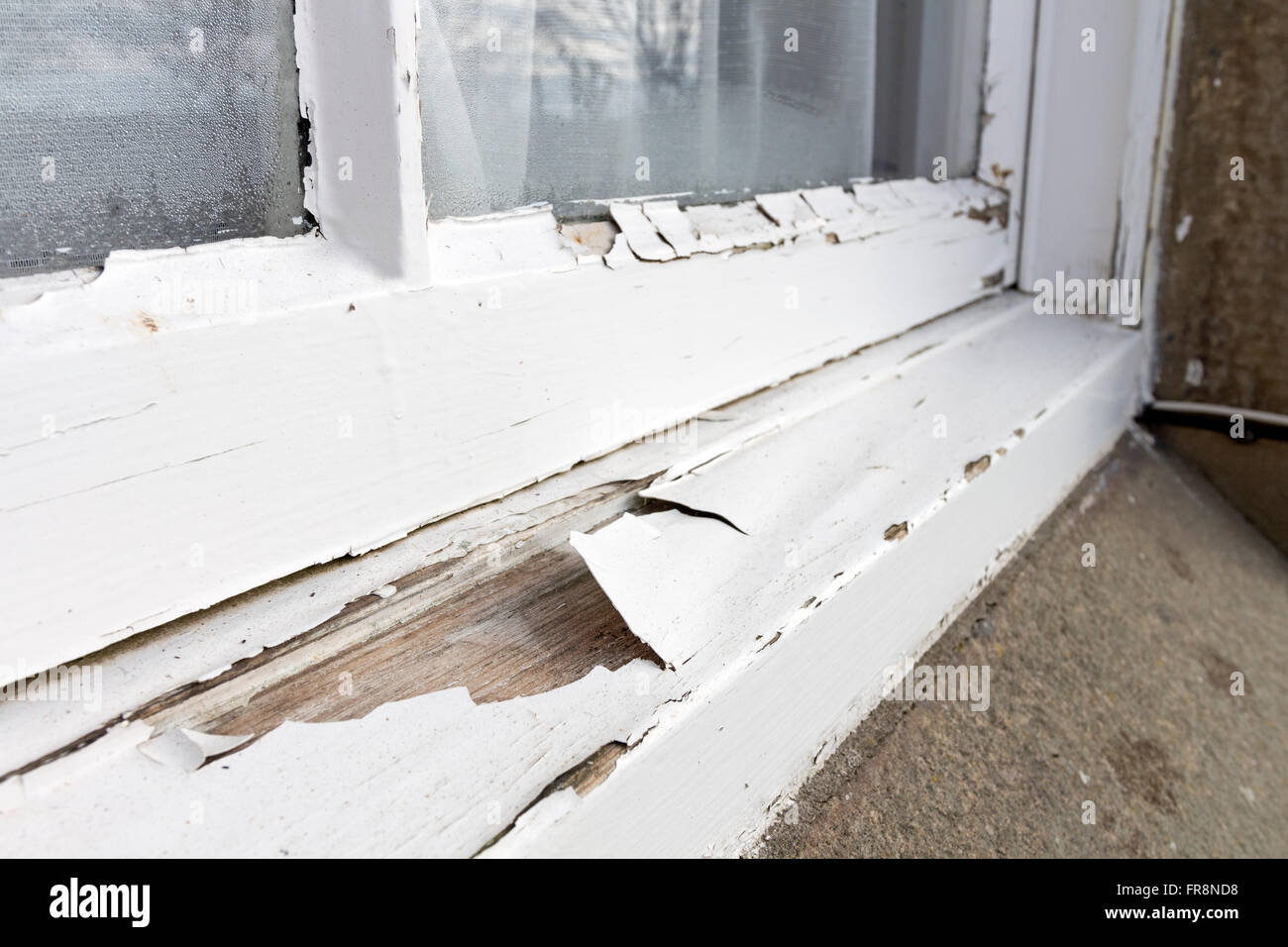 Manquant et l'écaillage de la peinture sur une propriété où le propriétaire n'a pas réussi à le maintenir au Royaume-Uni. Banque D'Images