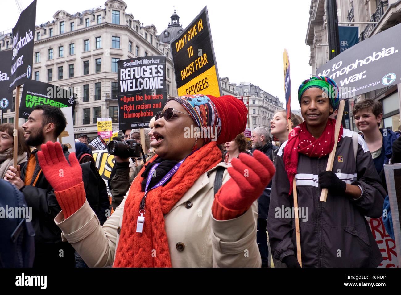 Stand up au racisme et à l'accueil des réfugiés mars pour protester contre l'islamophobie et les préjugés raciaux London 2016 Banque D'Images