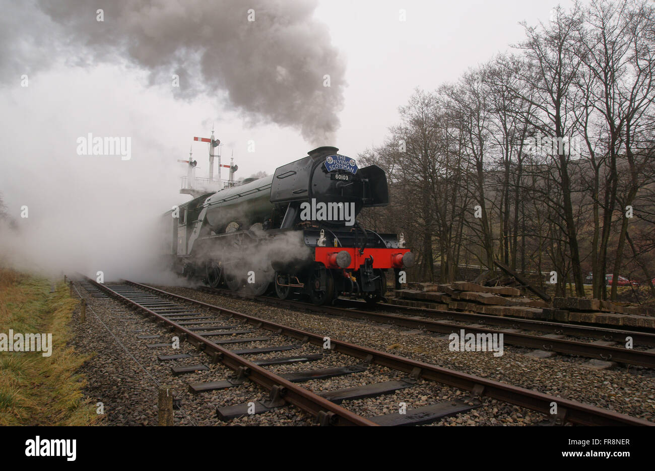 Flying Scotman laissant locomotive à vapeur station Goathland à pleine vapeur sur le North Yorkshire Moors Railway (patrimoine) NYMR Banque D'Images