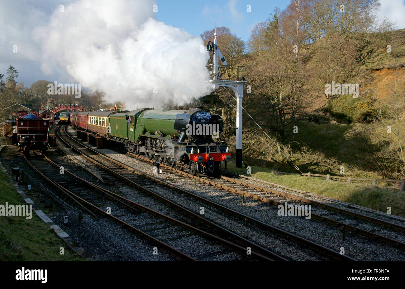 Flying Scotman laissant locomotive à vapeur en pleine station Goathland sur le patrimoine North Yorkshire Moors Railway (NYMR) Banque D'Images