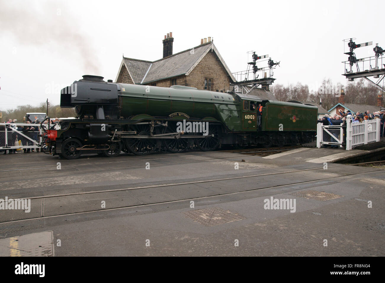 Flying Scotsman à inversion de la locomotive à vapeur jusqu'à deux ou trois premier train de la journée à la North York Moors Railway Banque D'Images