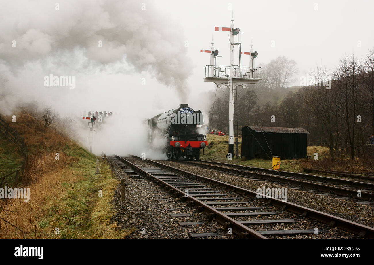 Flying Scotman laissant locomotive à vapeur station Goathland enveloppé dans de la vapeur sur le North Yorkshire Moors Railway (patrimoine) NYMR Banque D'Images