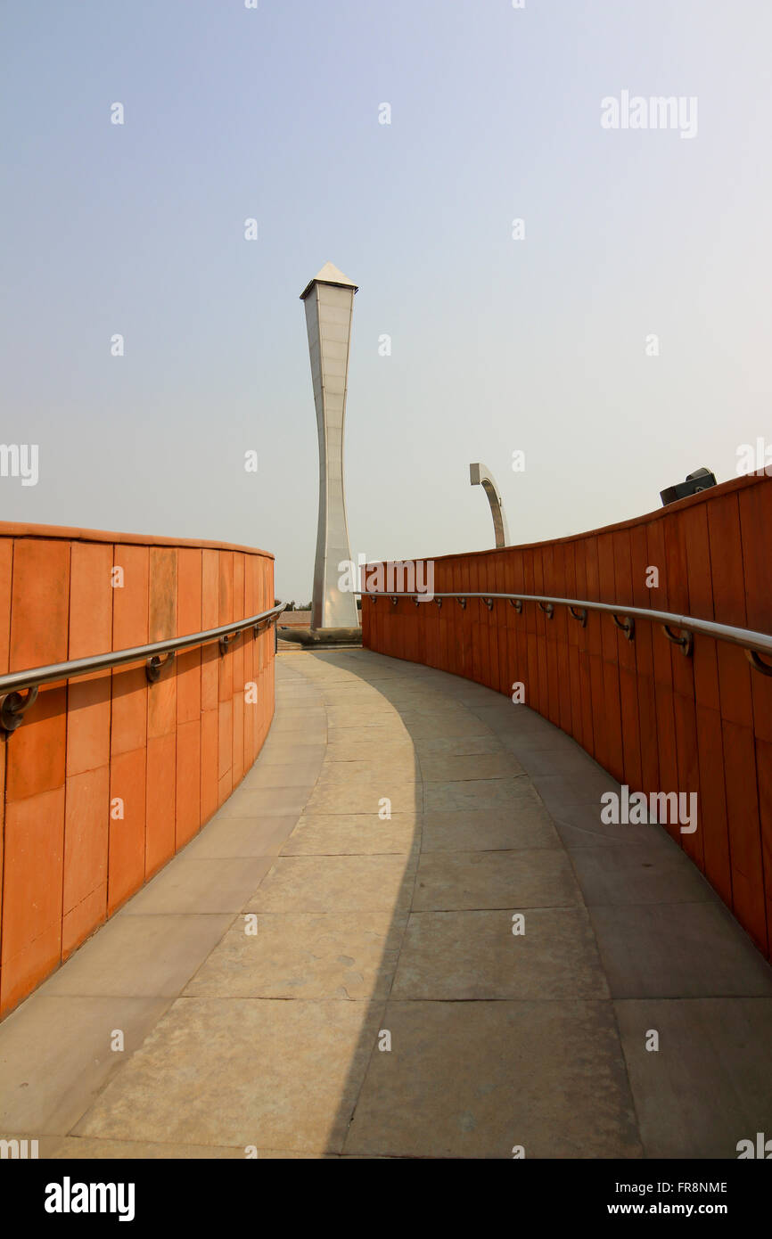 Rampe d'accès menant au gourou Teg Bahadur memorial près de Delhi en Inde. Banque D'Images