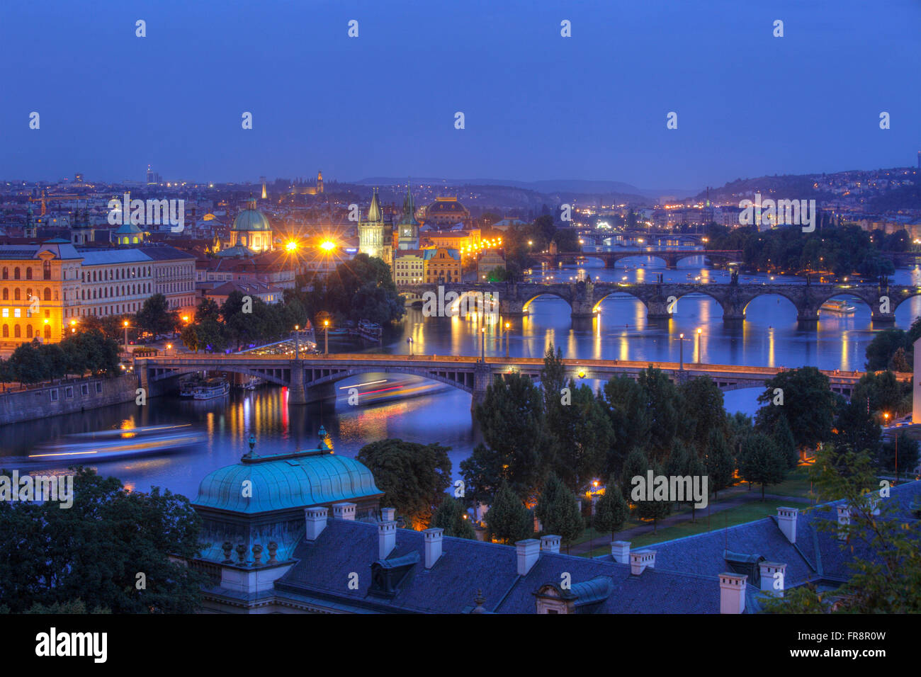 Vue sur les ponts sur la rivière Vltava, Prague, CZ Banque D'Images